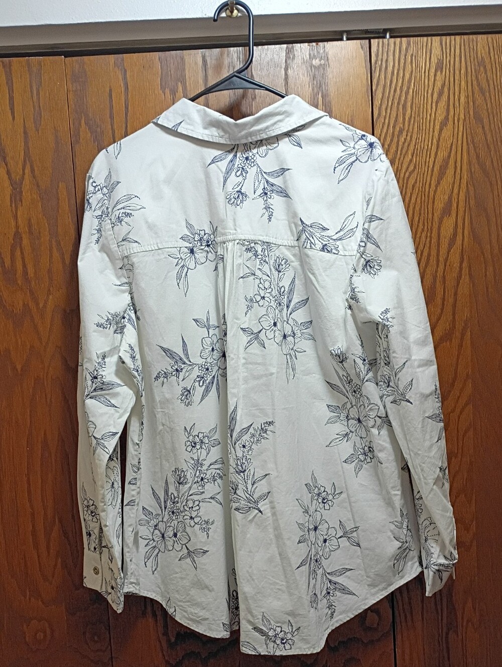 Canyon Retreat Light White / Navy Floral Button-Down Shirt - Contemporary Casual - Picture 2 of 6